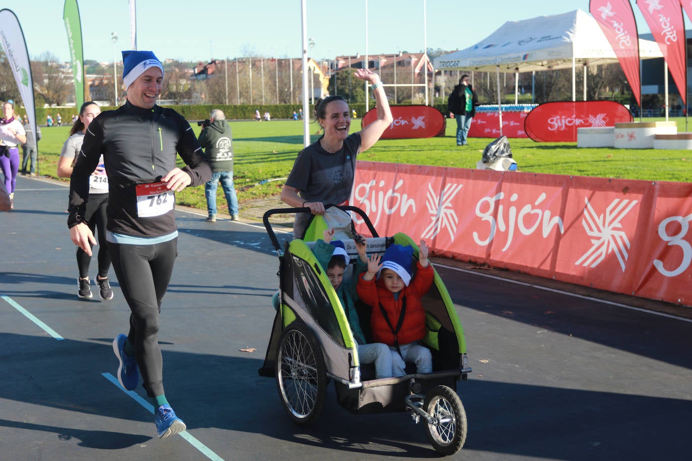 Miles de deportistas se dan cita en el Cross de Nochebuena de Gijón