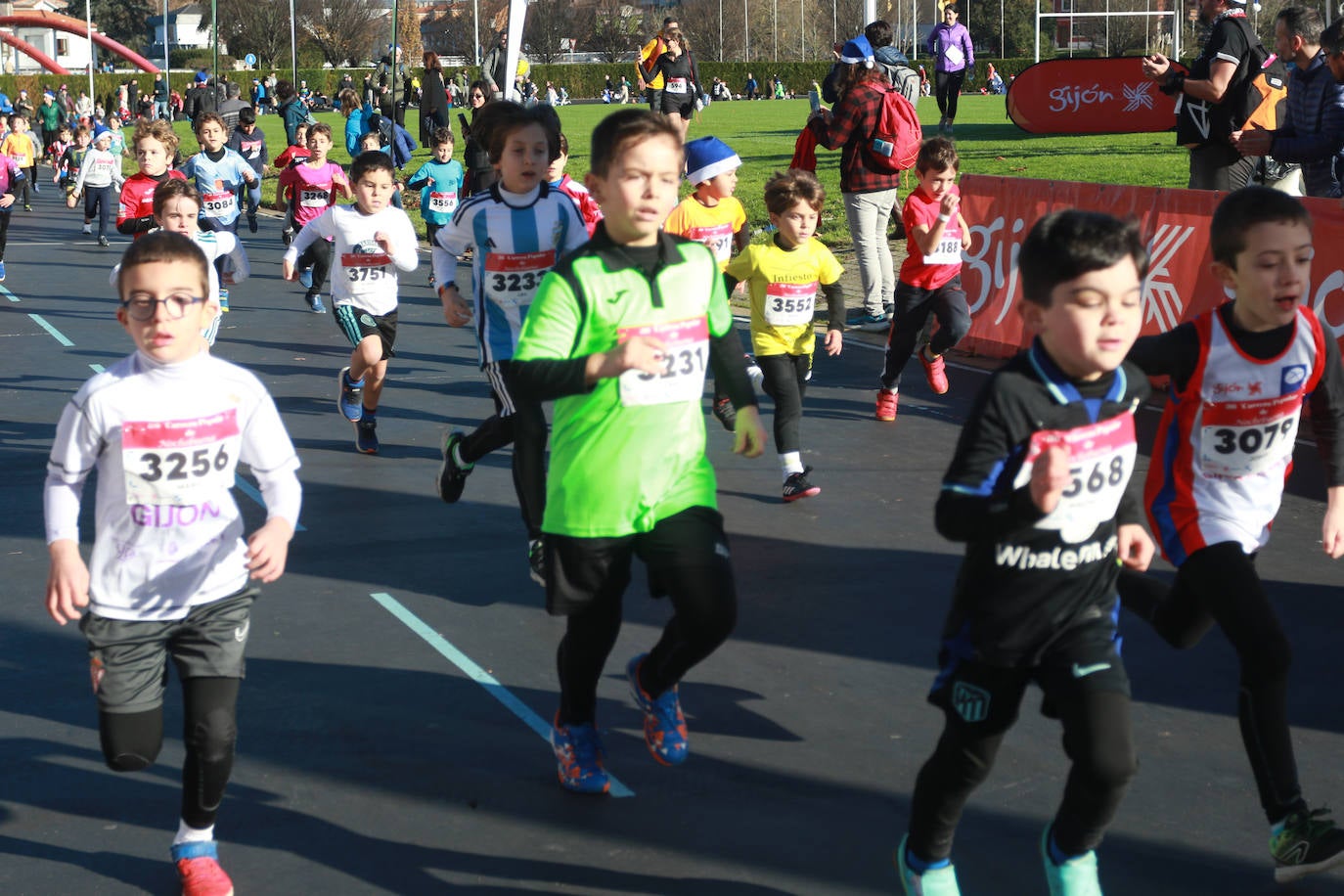 Miles de deportistas se dan cita en el Cross de Nochebuena de Gijón
