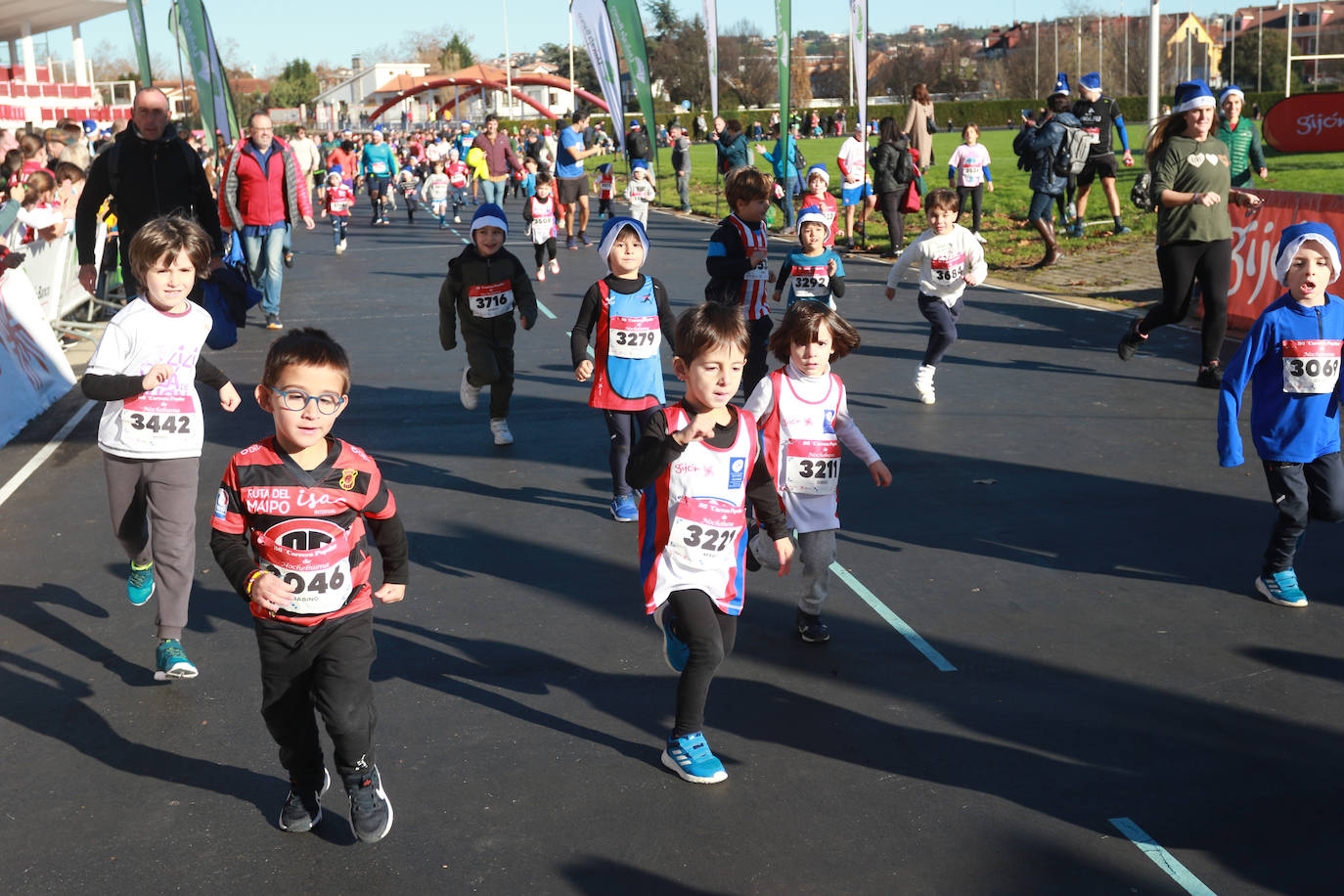 Miles de deportistas se dan cita en el Cross de Nochebuena de Gijón