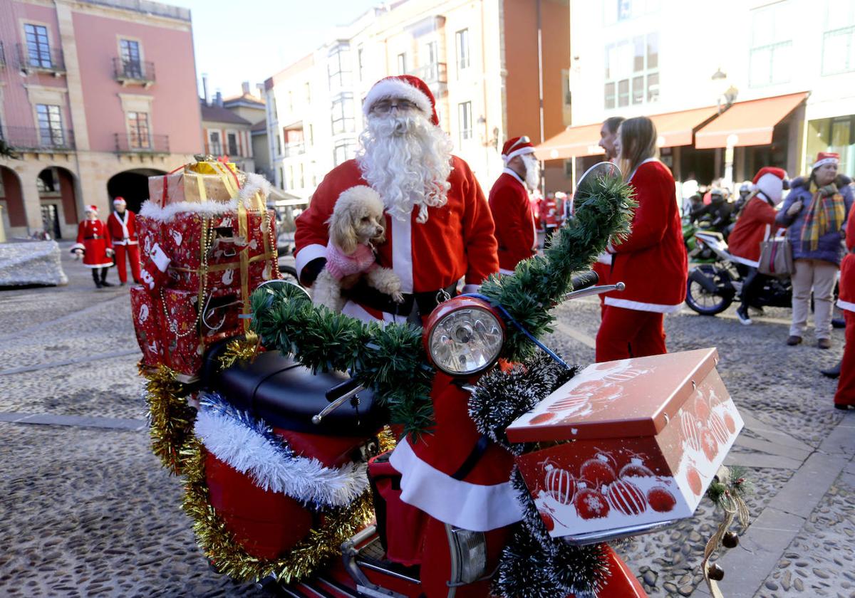 Papá Noel se multiplica para recorrer Gijón en moto