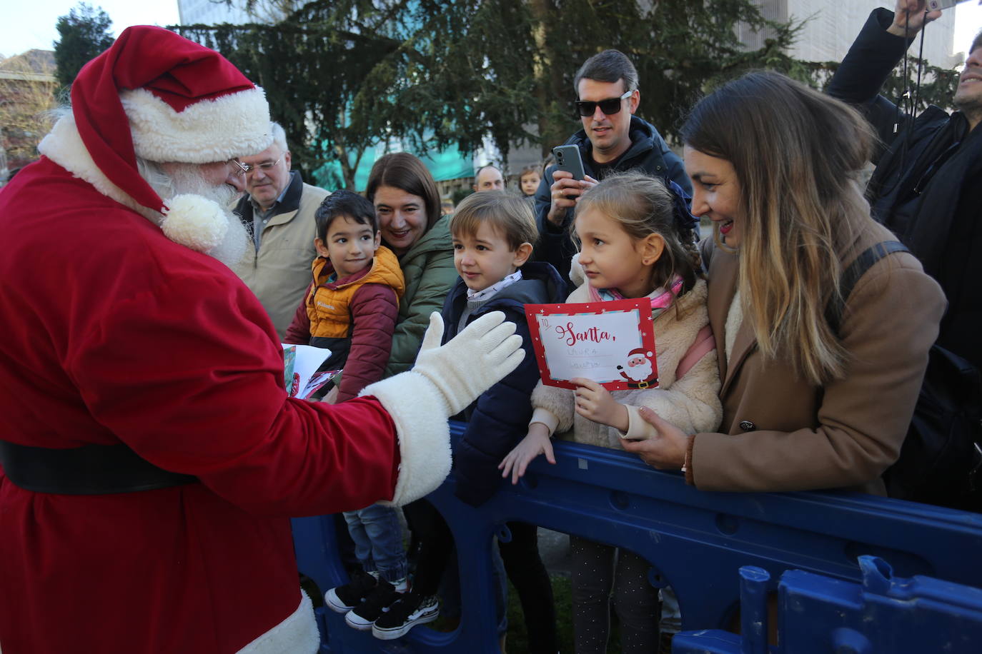Papa Noel inunda de niños e ilusión las calles de Oviedo