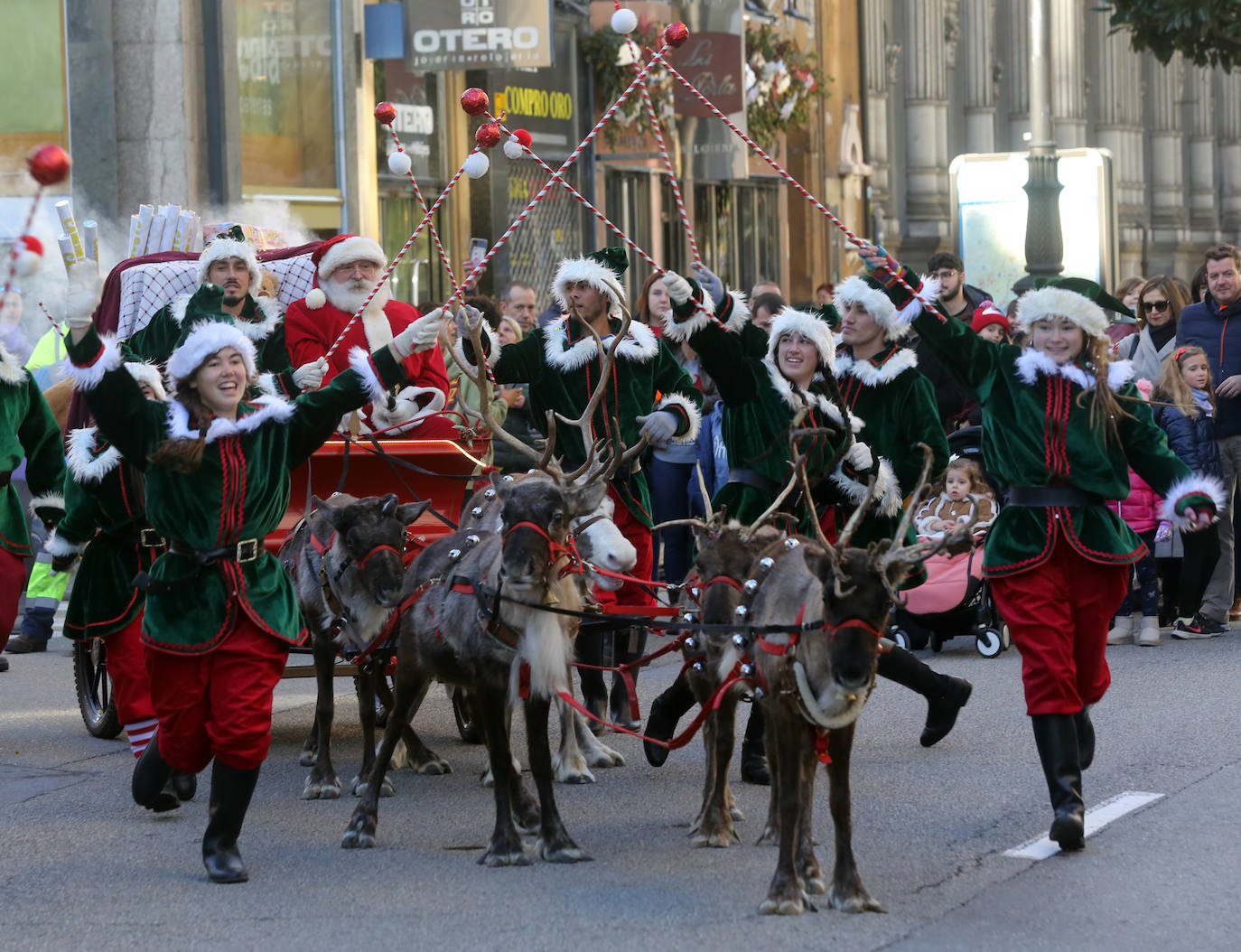 Papa Noel inunda de niños e ilusión las calles de Oviedo
