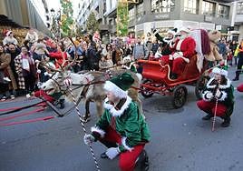 Papa Noel inunda de niños e ilusión las calles de Oviedo