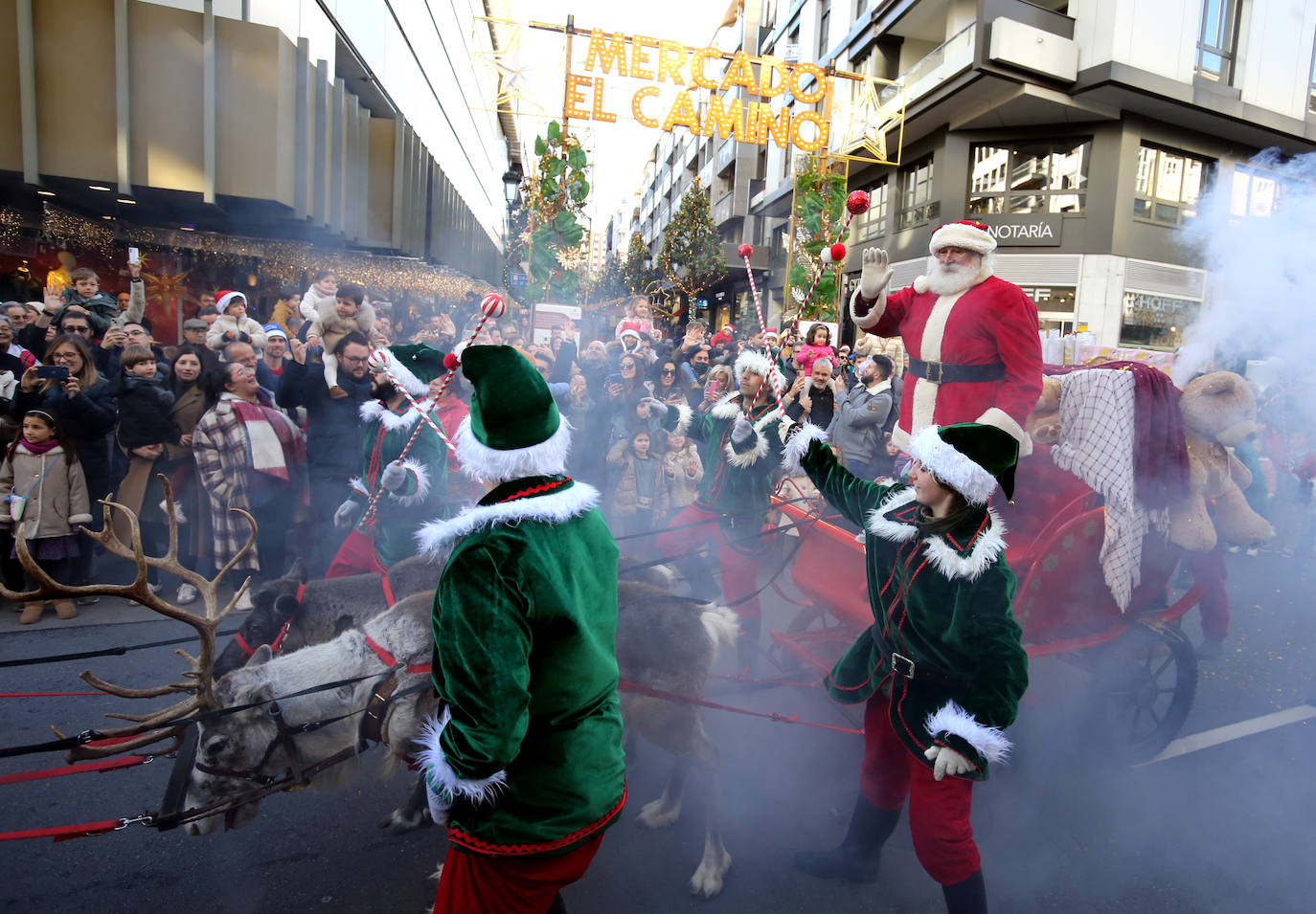 Papa Noel inunda de niños e ilusión las calles de Oviedo