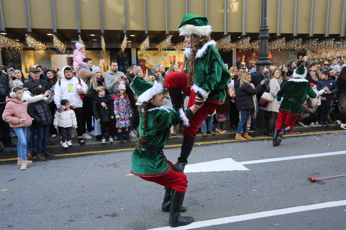 Papa Noel inunda de niños e ilusión las calles de Oviedo