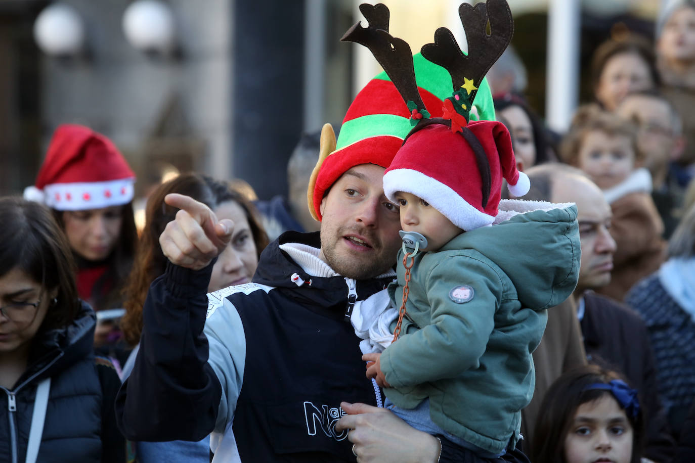 Papa Noel inunda de niños e ilusión las calles de Oviedo