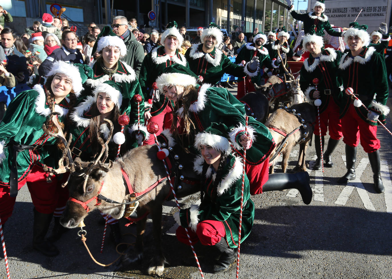 Papa Noel inunda de niños e ilusión las calles de Oviedo