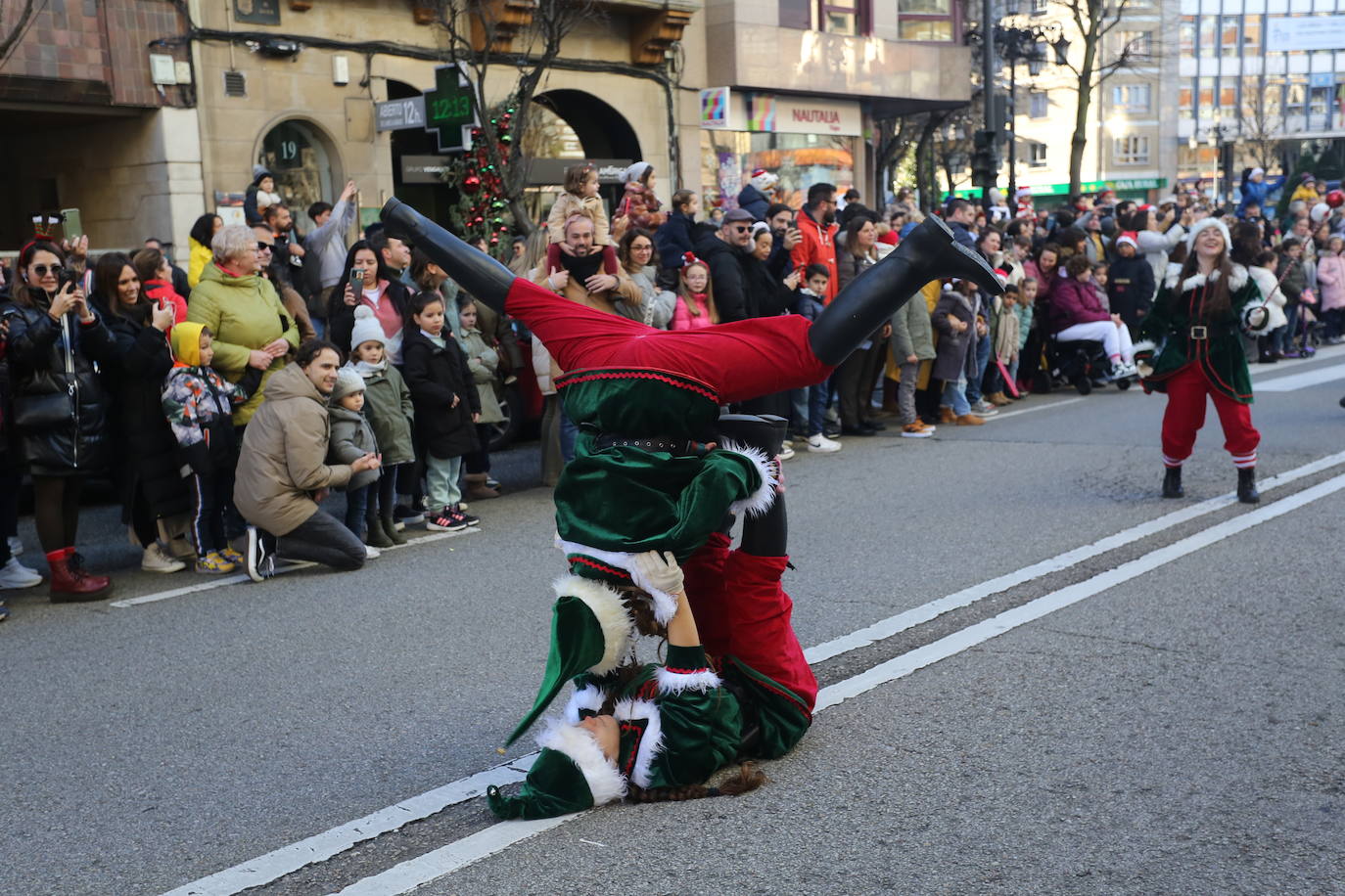Papa Noel inunda de niños e ilusión las calles de Oviedo