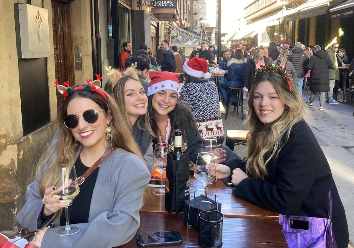 Olaya Suárez, Paula Fanjul, Paula Neira y Blanca Pérez, en la Ruta de los Vinos de Gijón.