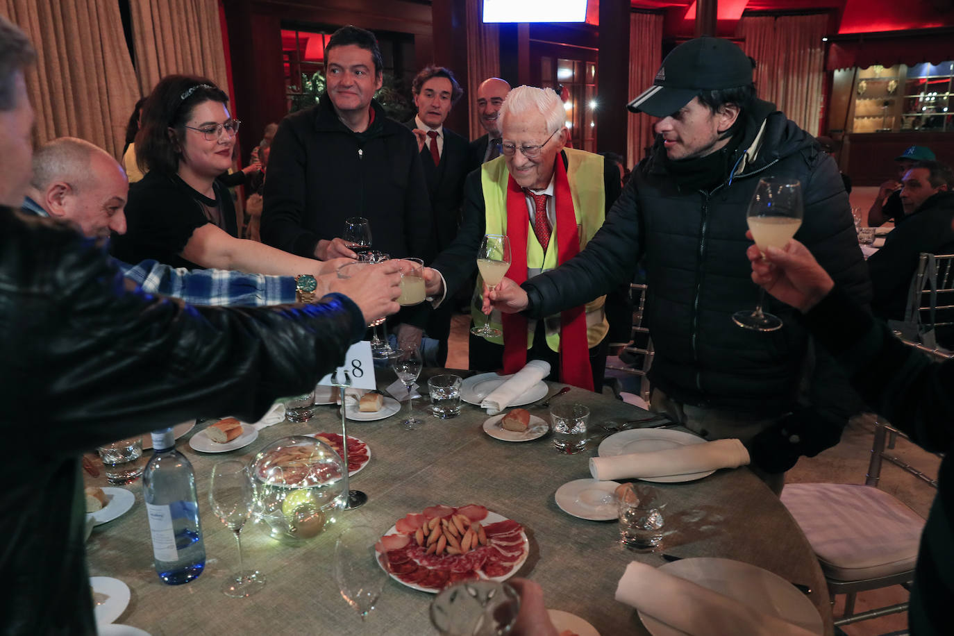 El Padre Ángel da una cena por Nochebuena para personas sin hogar