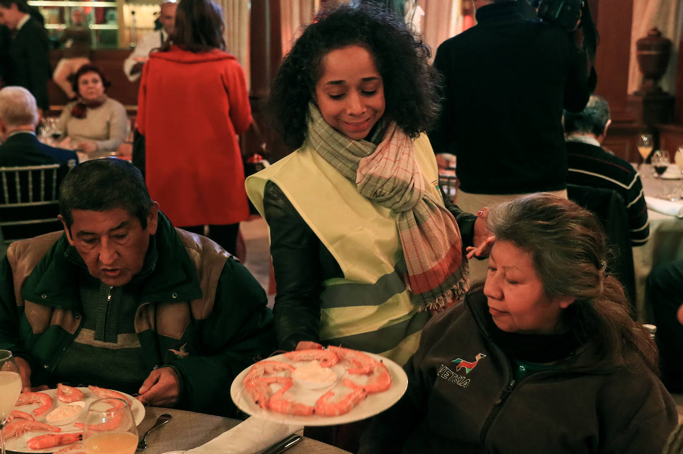 El Padre Ángel da una cena por Nochebuena para personas sin hogar