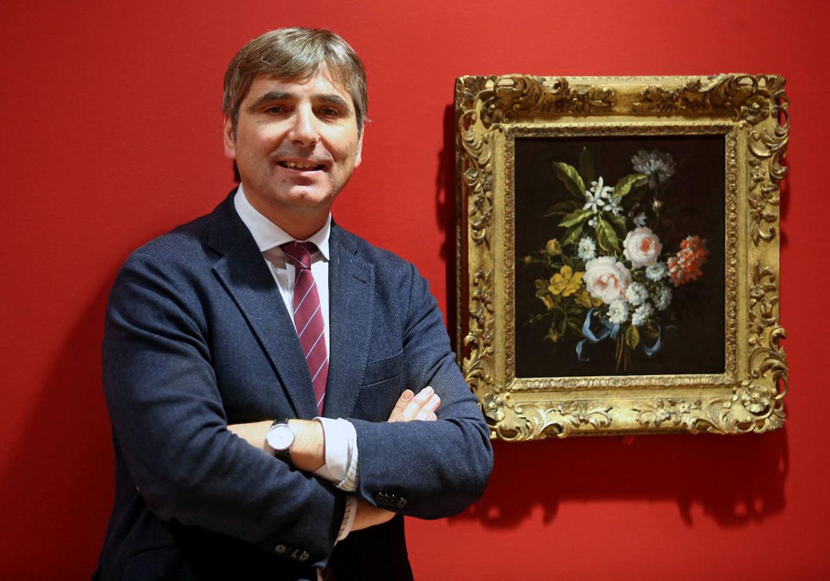 Alfonso Palacio posa con una de las creaciones de Monnoyer cedidas por Carmen Thyssen como obra invitada.