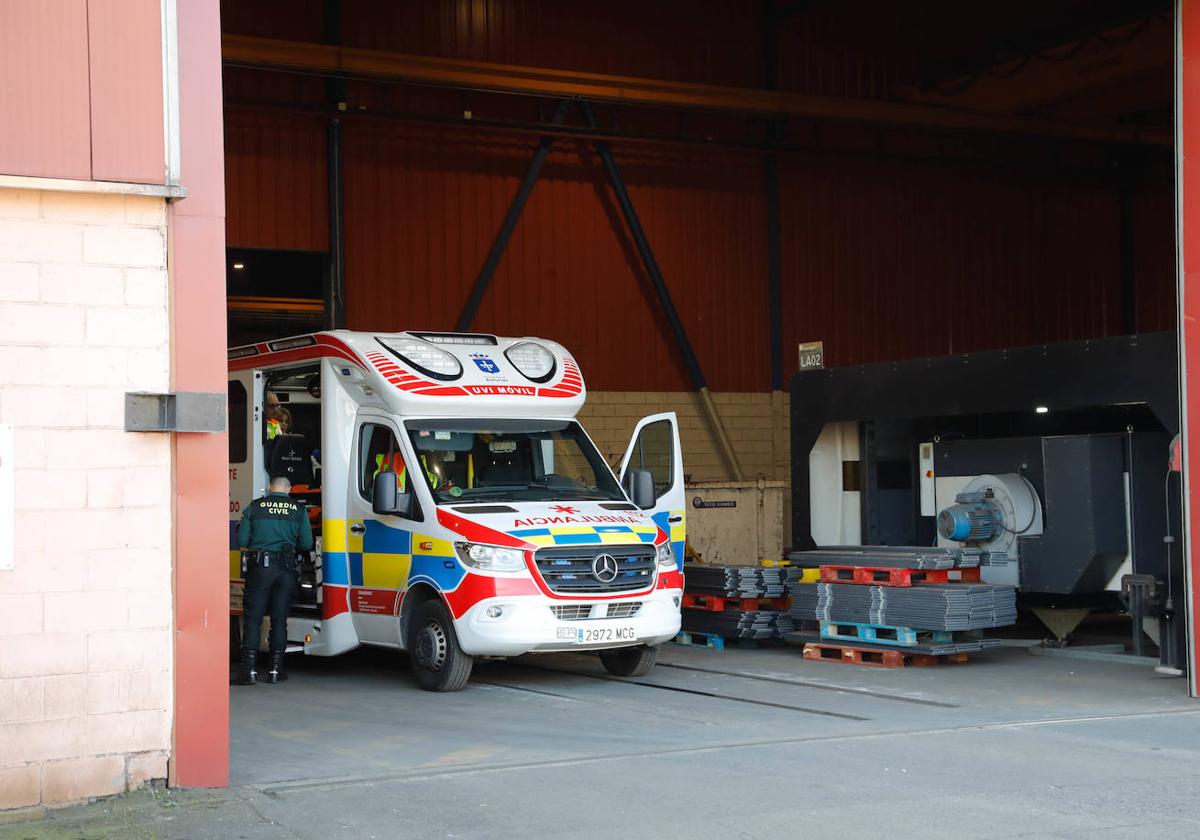 Sanitarios y Guardia Civil, en la nave del polígono de Somonte en la que se produjo el accidente laboral.