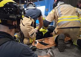 Sanitarios y Guardia Civil, en la nave del polígono de Somonte en la que se produjo el accidente laboral.