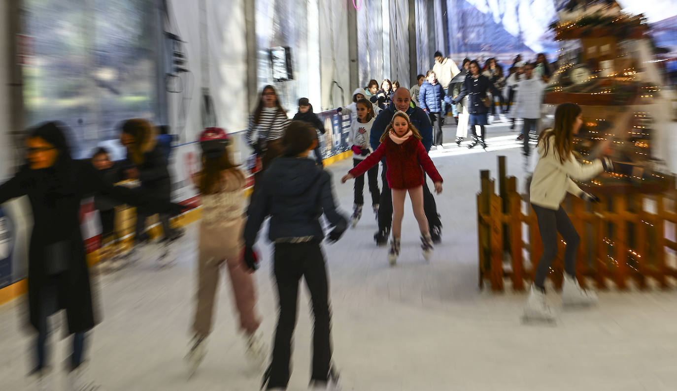 La pista de hielo triunfa en Oviedo