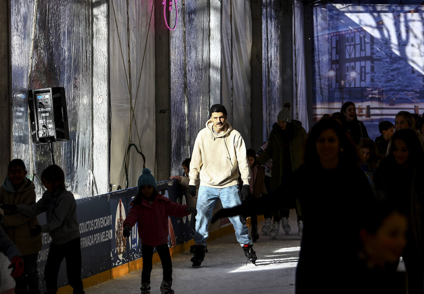 La pista de hielo triunfa en Oviedo