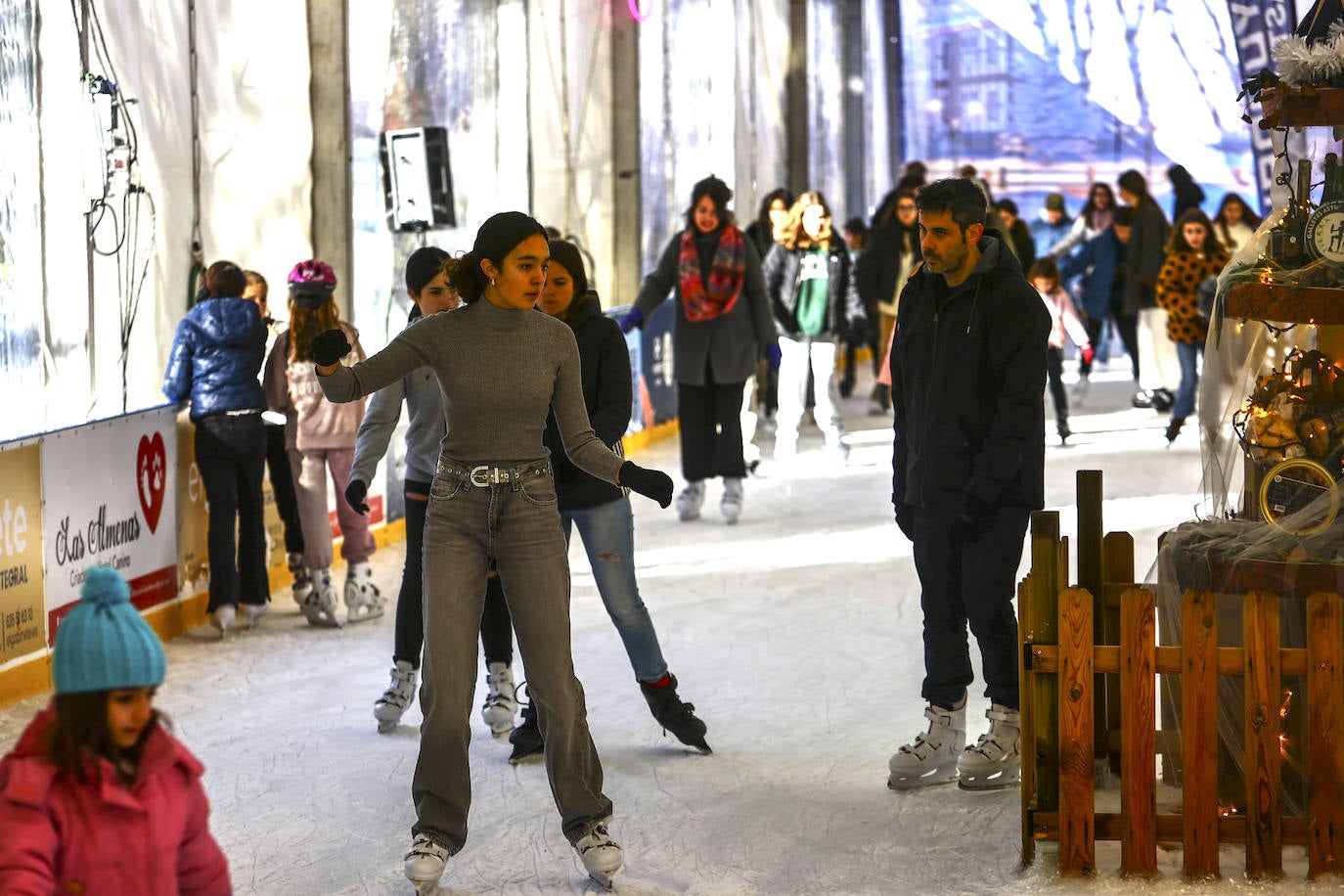 La pista de hielo triunfa en Oviedo