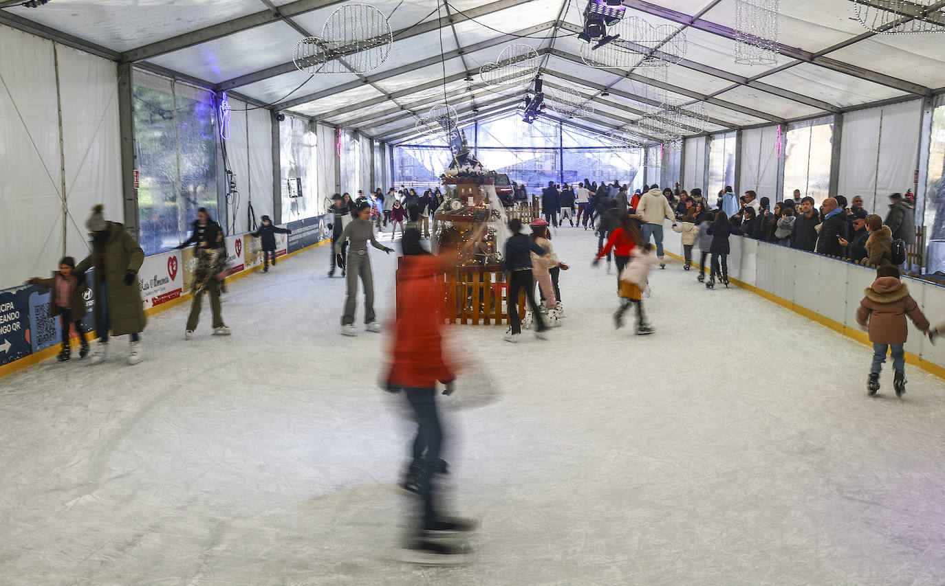 La pista de hielo triunfa en Oviedo