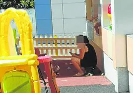 Unas de las fotografías que el extrabajador acompañó en su denuncia. En ella se ve a a un niño en el alféizar de una ventana del patio y a la cuidadora observando el móvil.