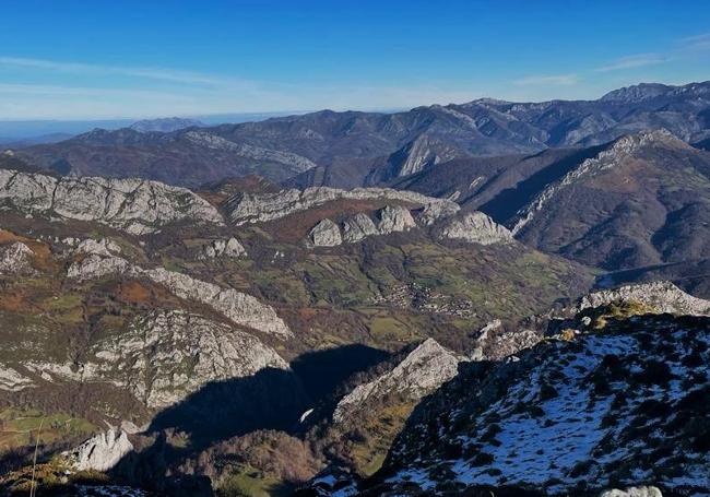 Vistas hacia Caleao desde las alturas del pico Cabeza del Arco