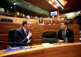 Adrián Barbón conversa con el consejero de Hacienda, Guillermo Peláez, en el pleno de enmiendas a la totalidad del pasado viernes.