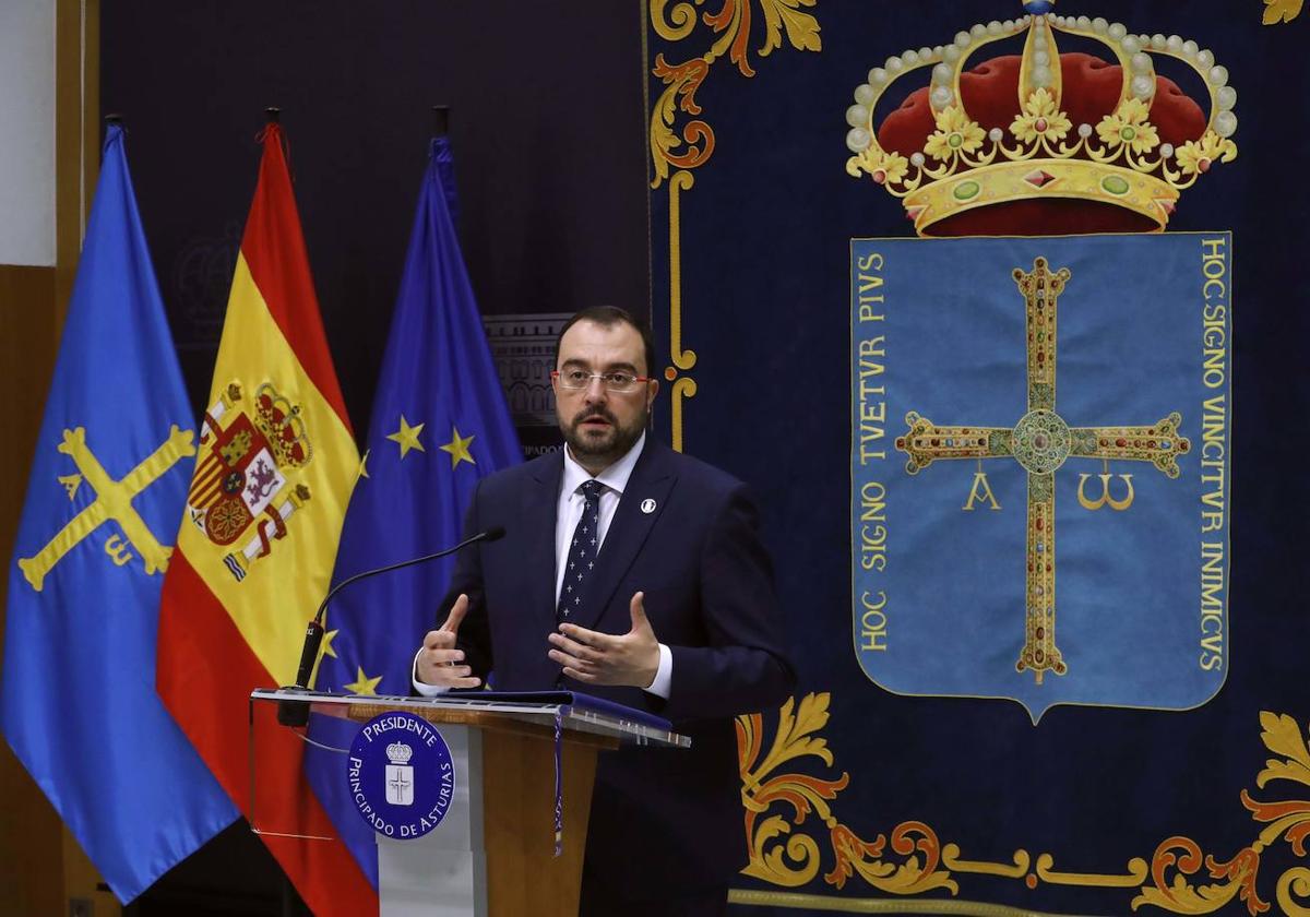 El presidente del Principado de Asturias, Adrián Barbón, en la rueda de prensa que ha ofrecido esta tarde para hacer balance del año 2023.