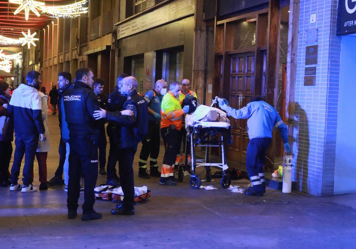 Los sanitarios trataron durante casi una hora de reanimar a la mujer, pero pese a los intentos no pudieron hacer nada por sacarla adelante.