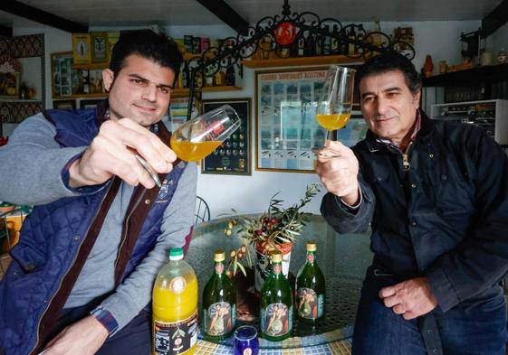 Jorge y Aquilino Tuya, al frente de Osaceite, catan aceite en la sala-museo que han abierto en Gijón para enseñárselo a los asturianos.