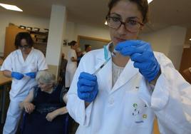 Vacunación contra la gripe en la residencia El Trisquel de Oviedo.