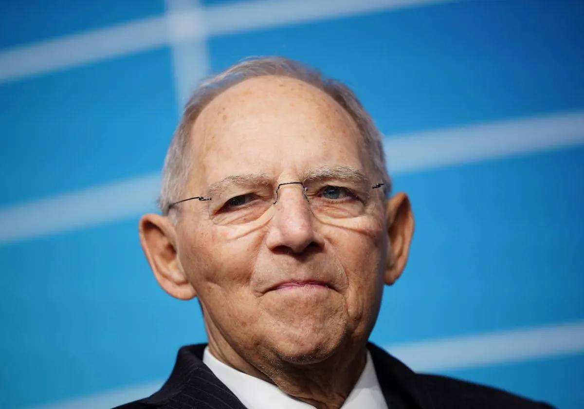 El destacado político cristianodemócrata alemán (CDU) Wolfgang Schäuble, que durante más de cinco décadas ocupó cargos decisivos en la política de la República Federal de Alemania, ha fallecido a los 81 años de edad en Offenburg tras una larga enfermedad.