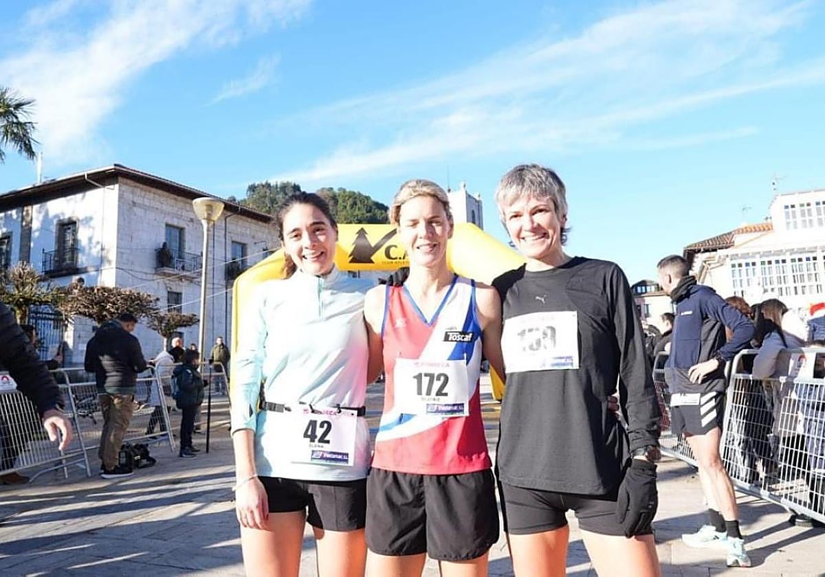 Podio femenino, con Bea Tenreiro en el centro.