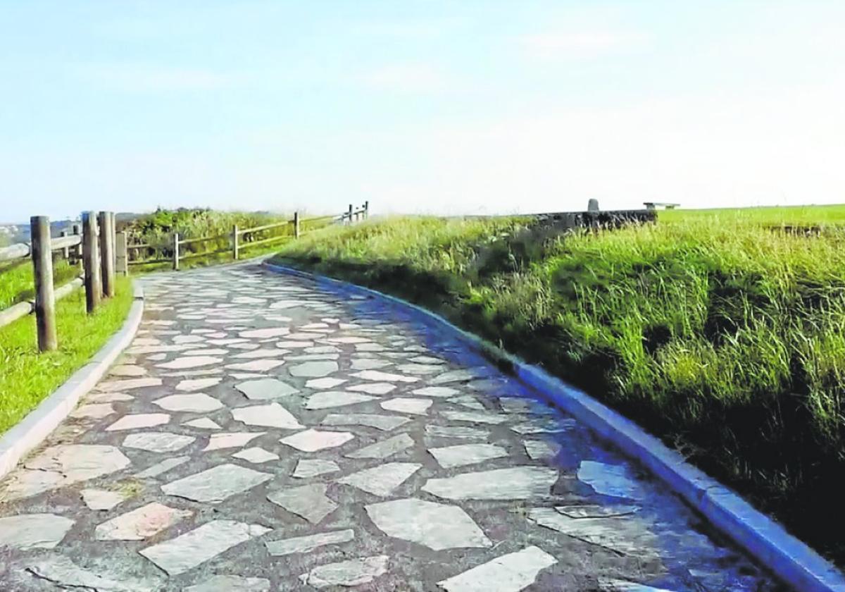 Parte del paseo de la senda costera que rodea la Playa de Bañugues, en Gozón.