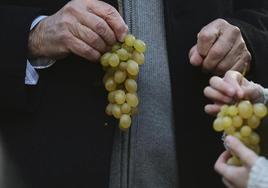 El consejo de expertos para evitar los atragantamientos con las uvas y cómo actuar si ocurren