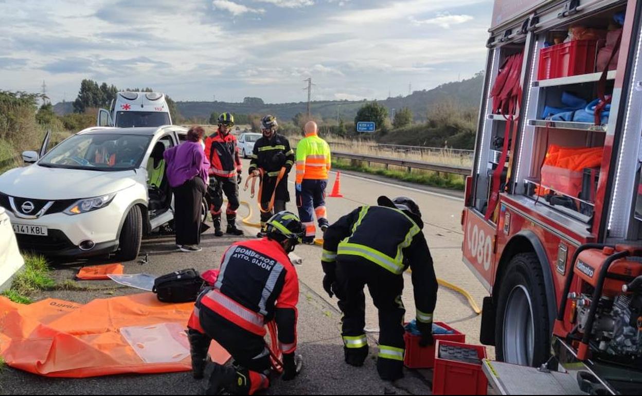 Intervención de los Bomberos tras el accidente en la A-8.