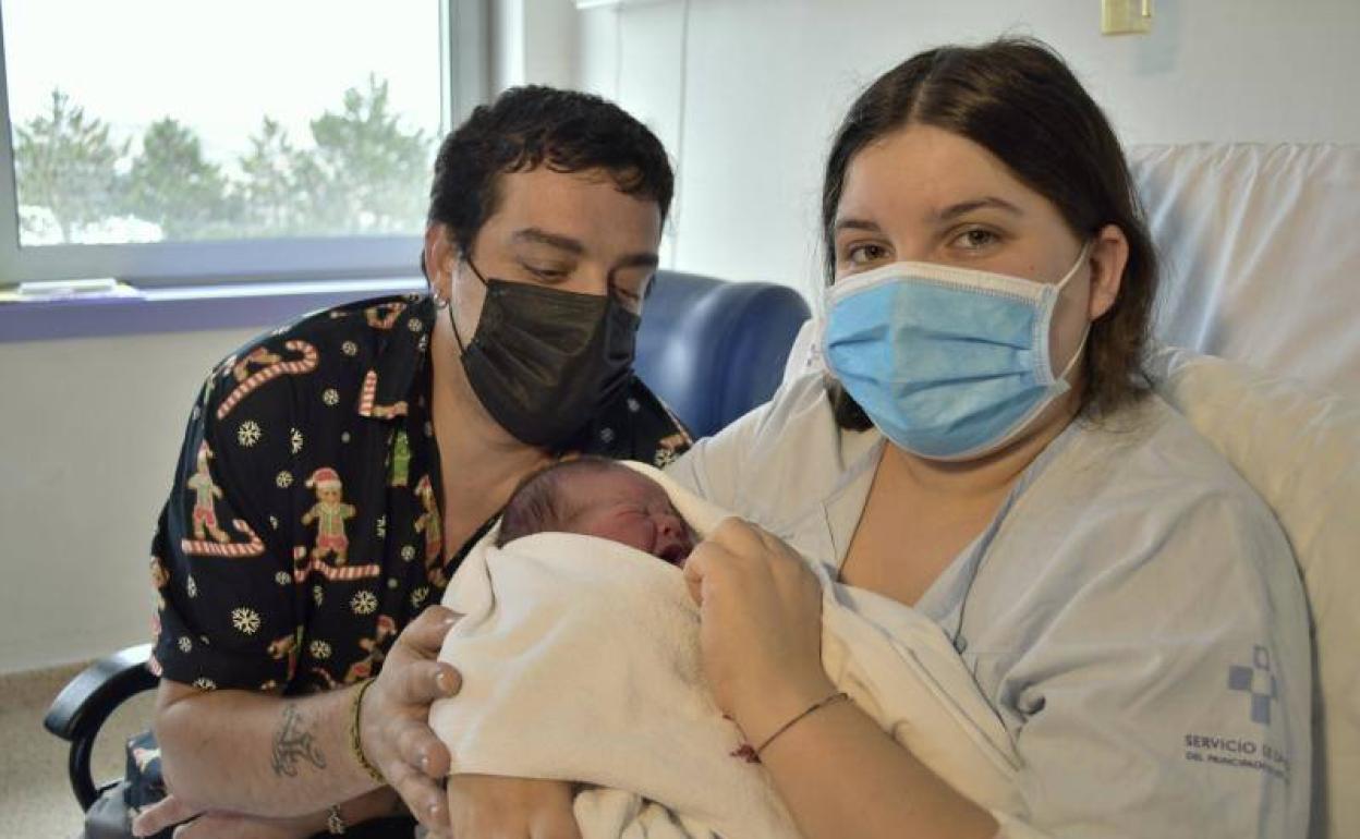 Dylan López Arias es el primer bebé nacido en Asturias en 2023. Llegó a las 2.42 en el Hospital Universitario de San Agustín.