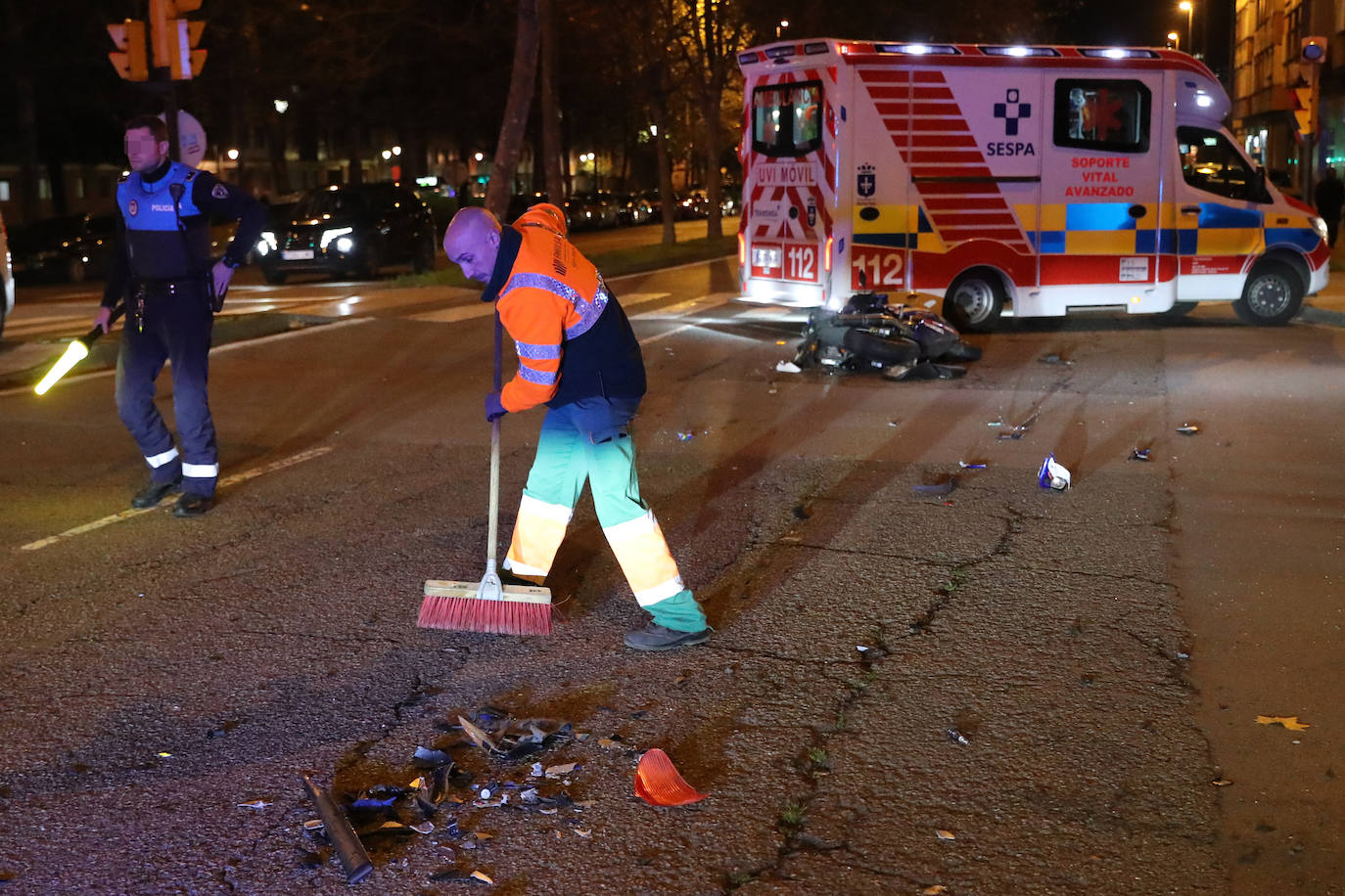 Fotos: Grave accidente entre un coche y una moto en Gijón