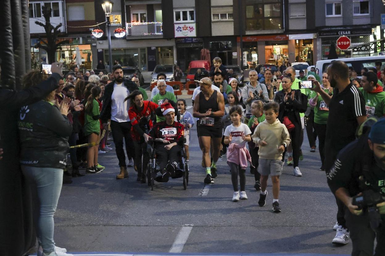 Jesús Fernández, 'Chus', a punto de concluir la carrera de Llanera, que se volcó con los enfermos de ELA. 