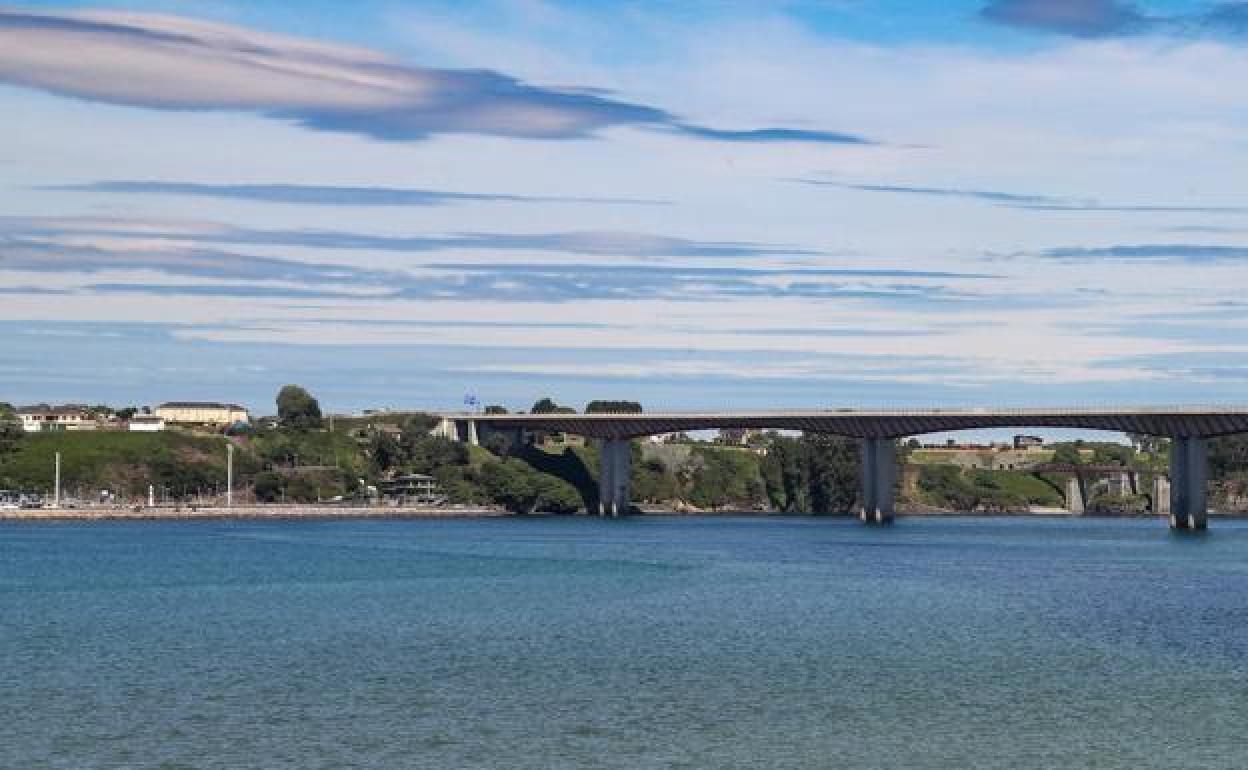 Vista general de la ría del Eo con el puente de los Santos al fondo. / DAMIÁN ARIENZA