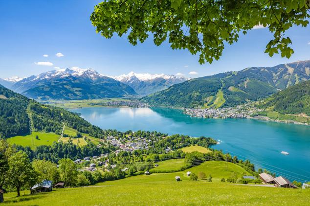 1. Zell am See, Austria. Se trata de un pequeño pueblo situado justo entre un espectacular lago y una gran montaña que en invierno se covierte en una impresionante estación de esquí.