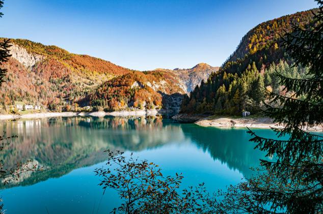 16. Sauris-Zahre, Italia. La "Perla Alpina", rodeada de pastos alpinos y tierras de pastoreo, se encuentra entre 1000 y 1400 metros de altitud sobre el nivel del mar. Las particulares condiciones ambientales y las dificultades de vinculación con otros pueblos han permitido guardar las tradiciones gastronómicas y las fiestas religiosas y populares.