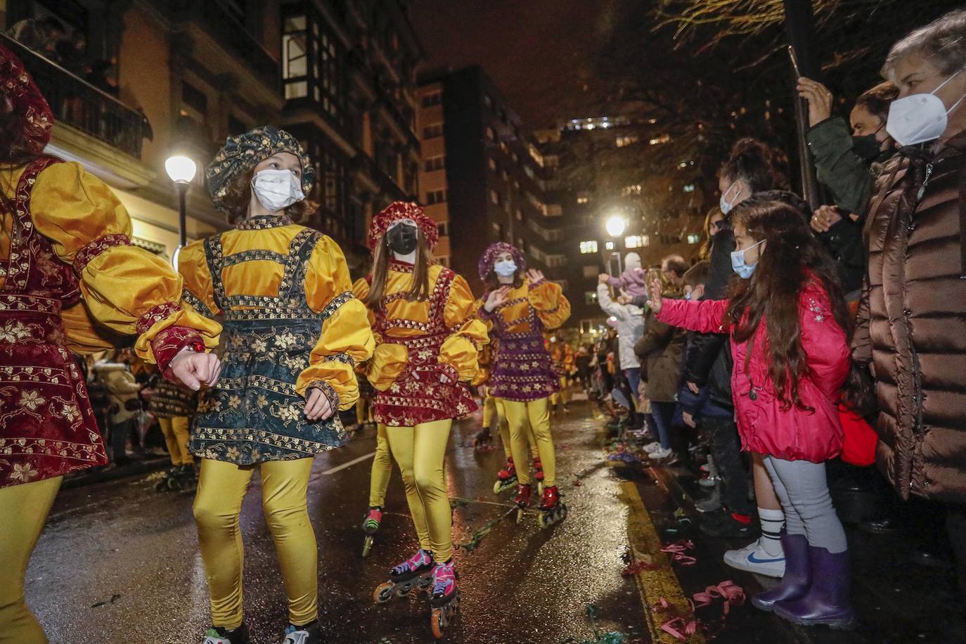 Imagen. Los Reyes Magos llevan la ilusión a las calles de Gijón