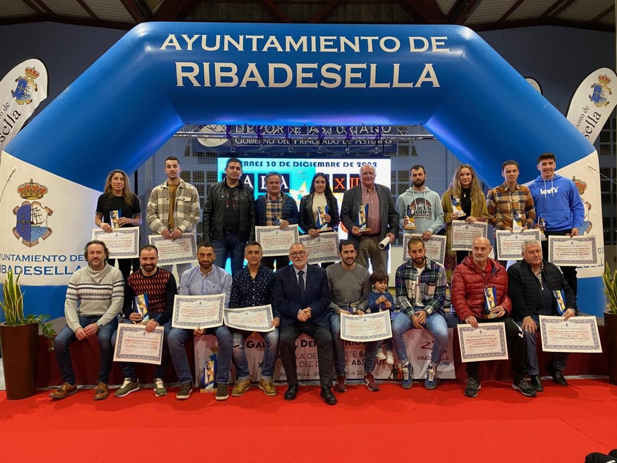 Galardonados durante la gala del deporte de Ribadesella, celebrada en el polideportivo municipal. 