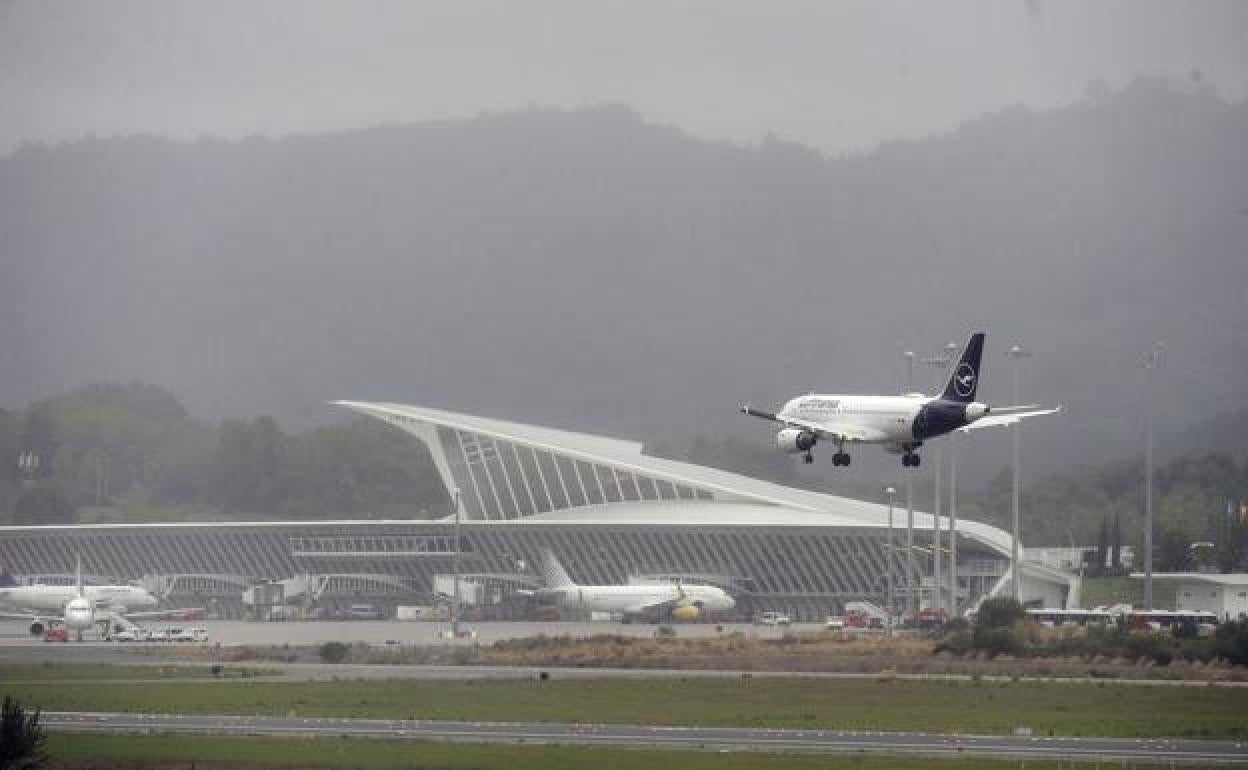 Un avión aterriza un día de niebla en 'La Paloma', el aeropuerto de Bilbao. 