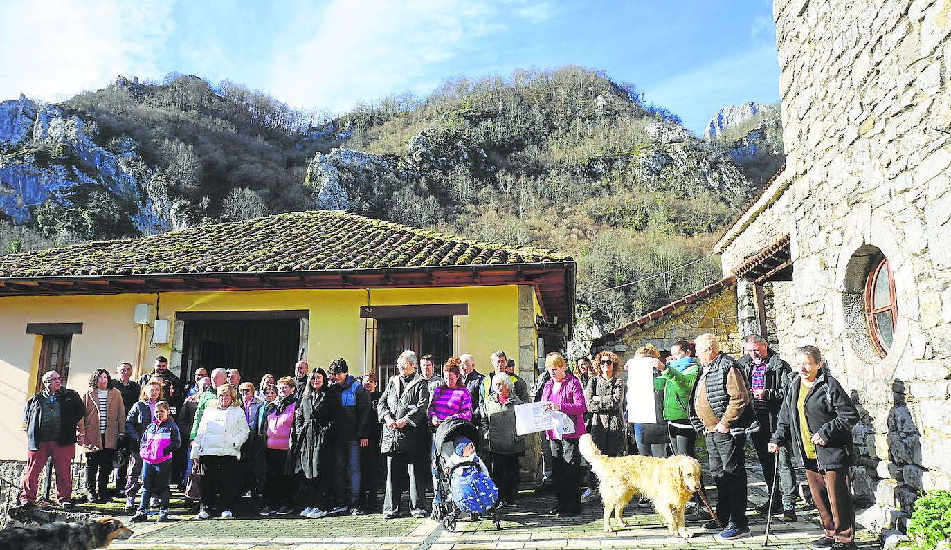 Vecinos de Sobrefoz se concentraron frente a las antiguas escuelas para defender su titularidad y mostrar su rechazo a entregar las llaves. fotos: g. p. 