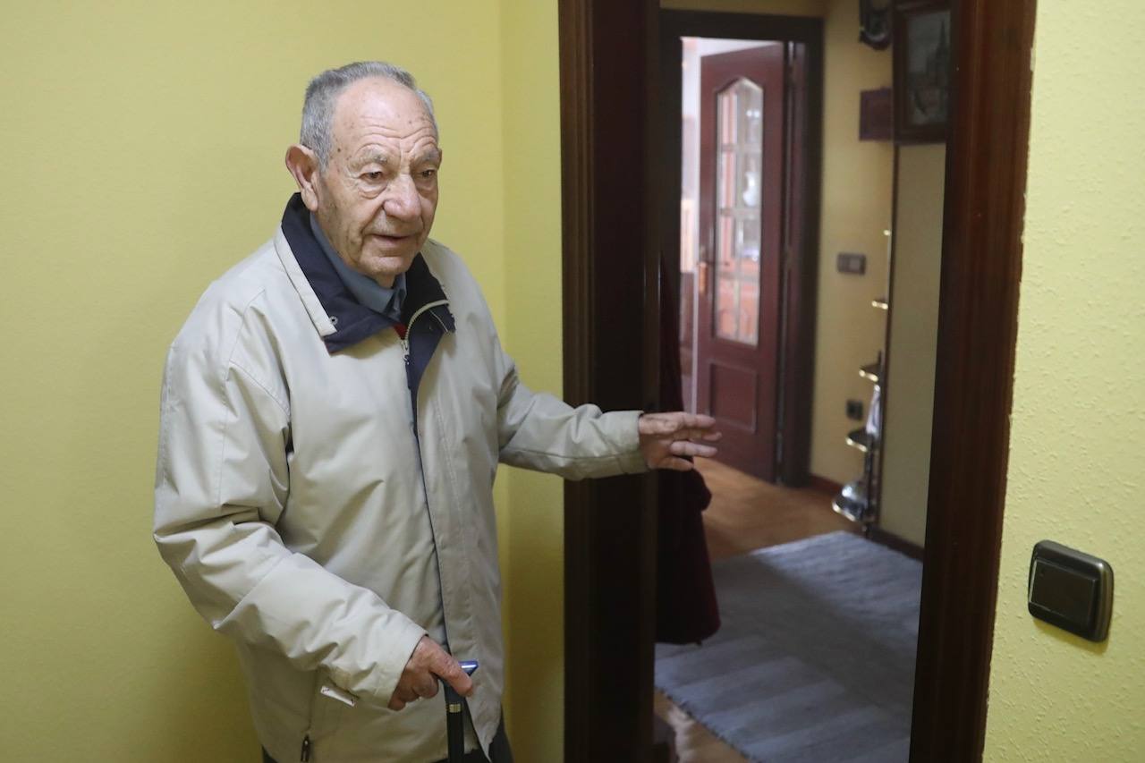 Fotos: Sofocan un incendio en un almacén de colchones de Avilés