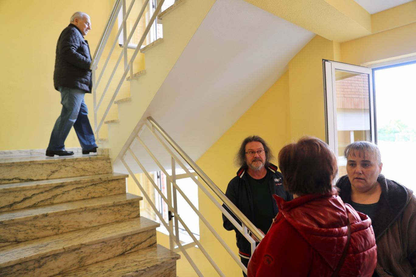 Fotos: Sofocan un incendio en un almacén de colchones de Avilés