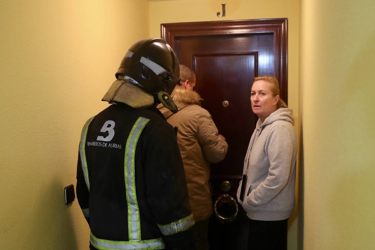 Fotos: Sofocan un incendio en un almacén de colchones de Avilés