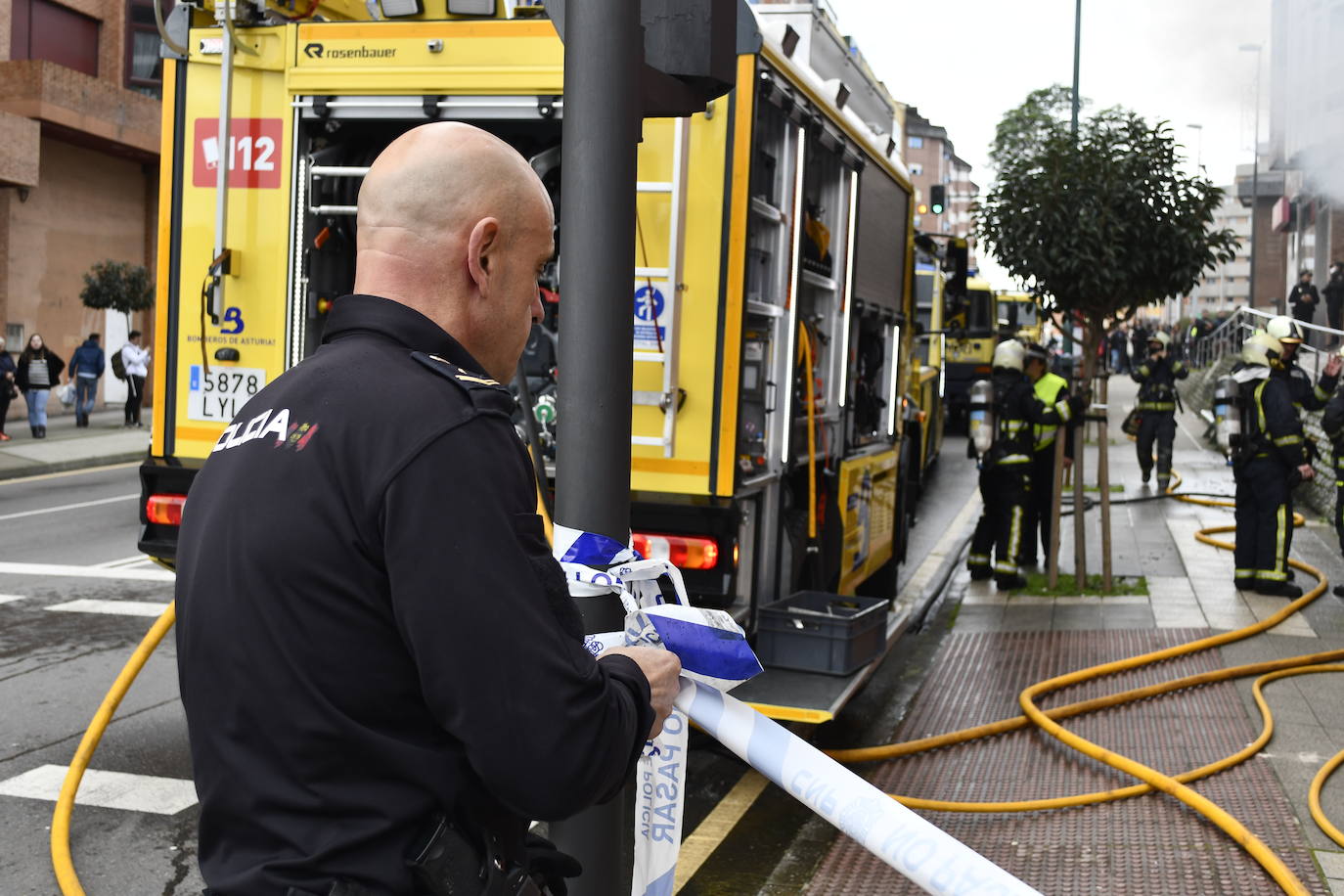 Fotos: Sofocan un incendio en un almacén de colchones de Avilés