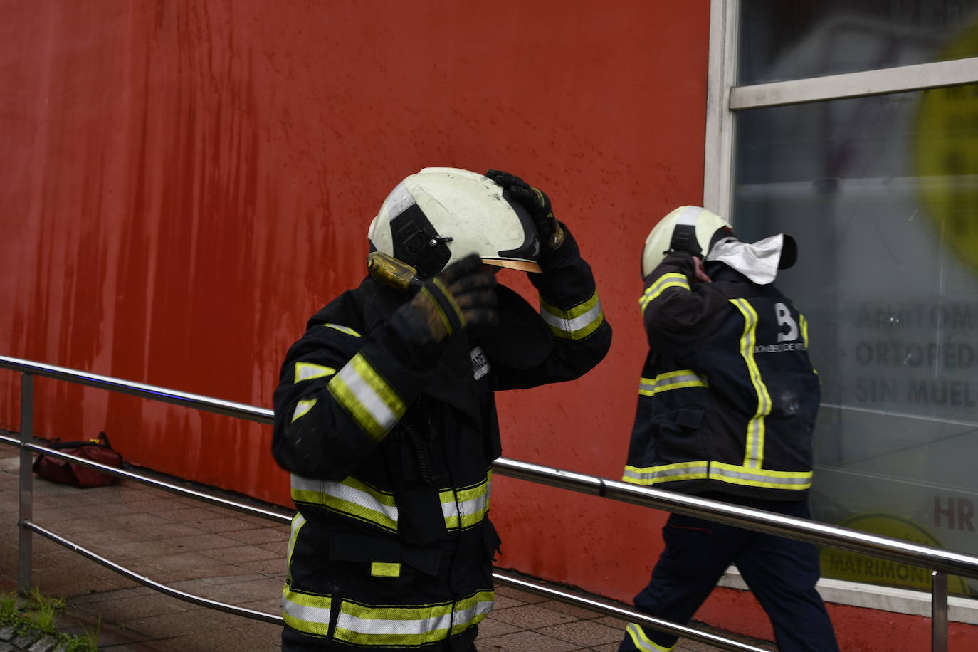 Fotos: Sofocan un incendio en un almacén de colchones de Avilés