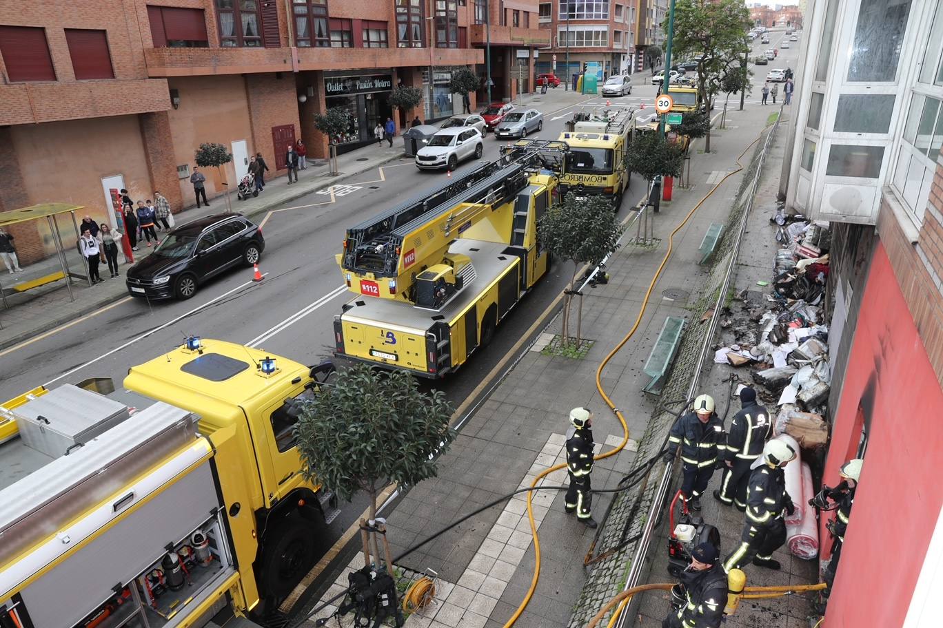 Fotos: Sofocan un incendio en un almacén de colchones de Avilés